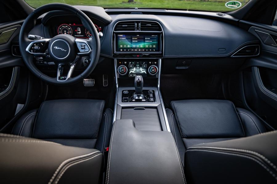 Торпедо Jaguar XE P250 SE R-Dynamic 2019 года  (WW) (фото 5 из 17)